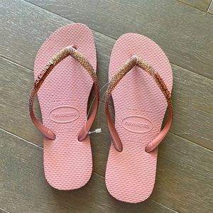 Havaianas flip flops size 35/36 EUR which is 5-6 US. Brand new, with glitter